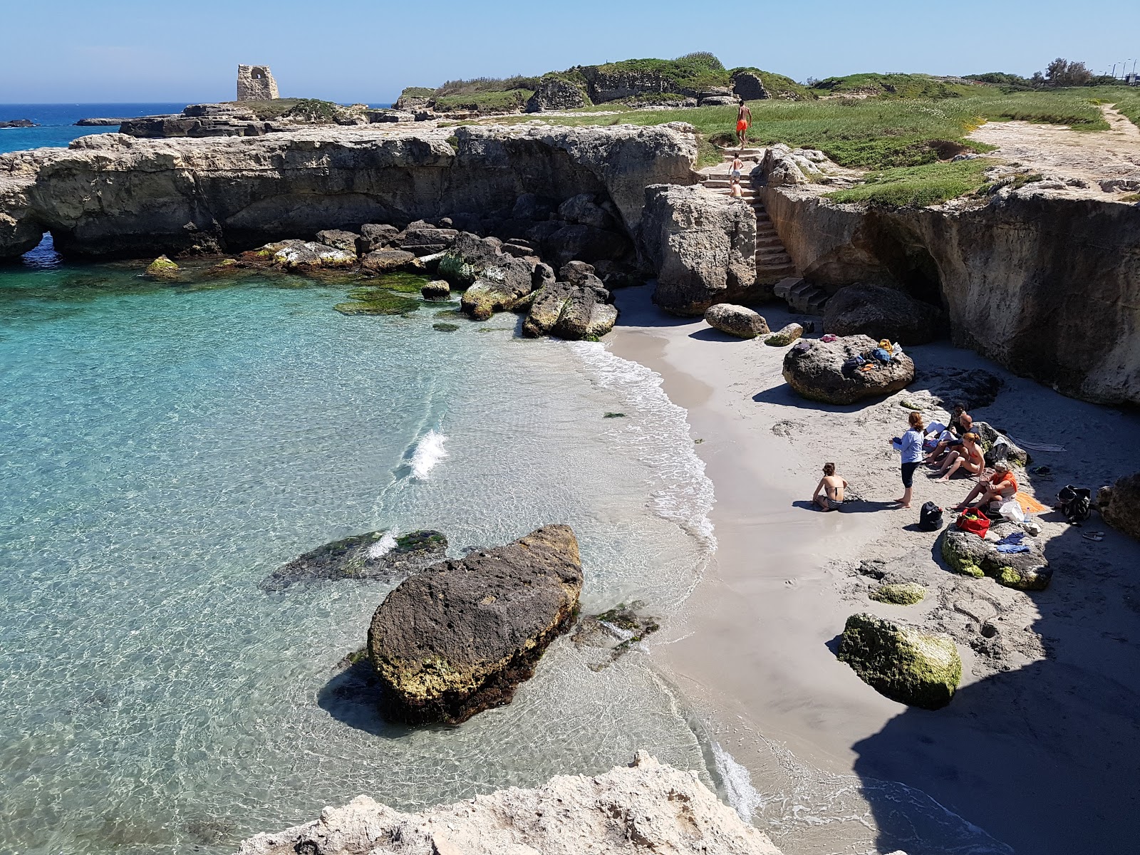 Spiaggia di Portulignu'in fotoğrafı küçük bir koy ile birlikte