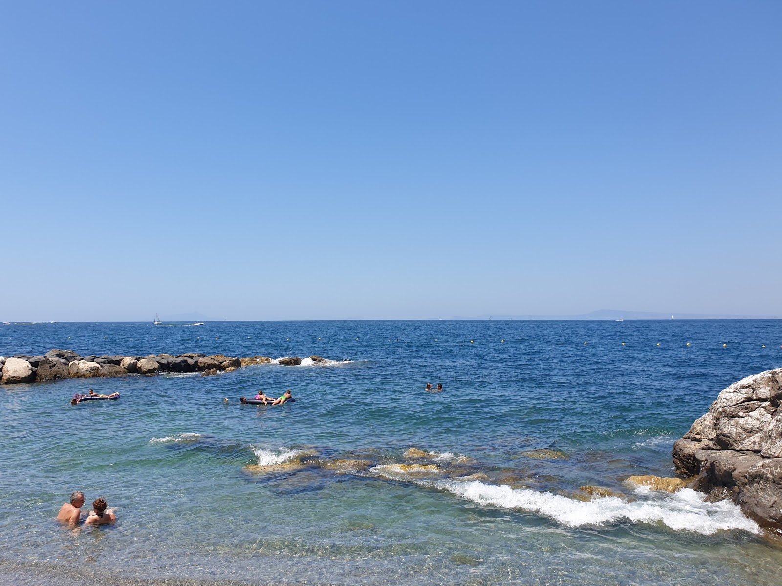 Foto van Simone Catello beach gelegen in een natuurlijk gebied