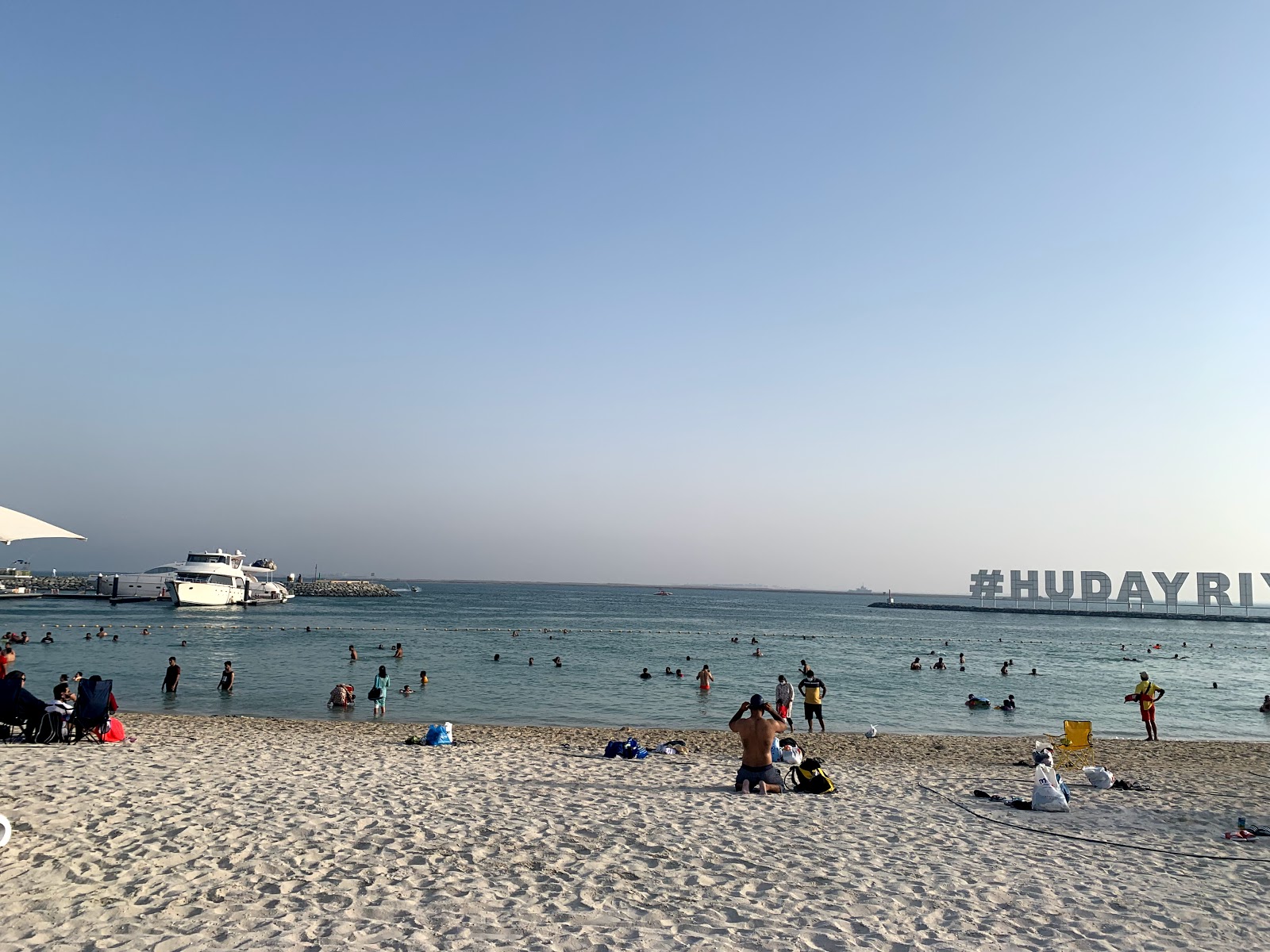 Fotografie cu Al Hudayriat Beach - locul popular printre cunoscătorii de relaxare