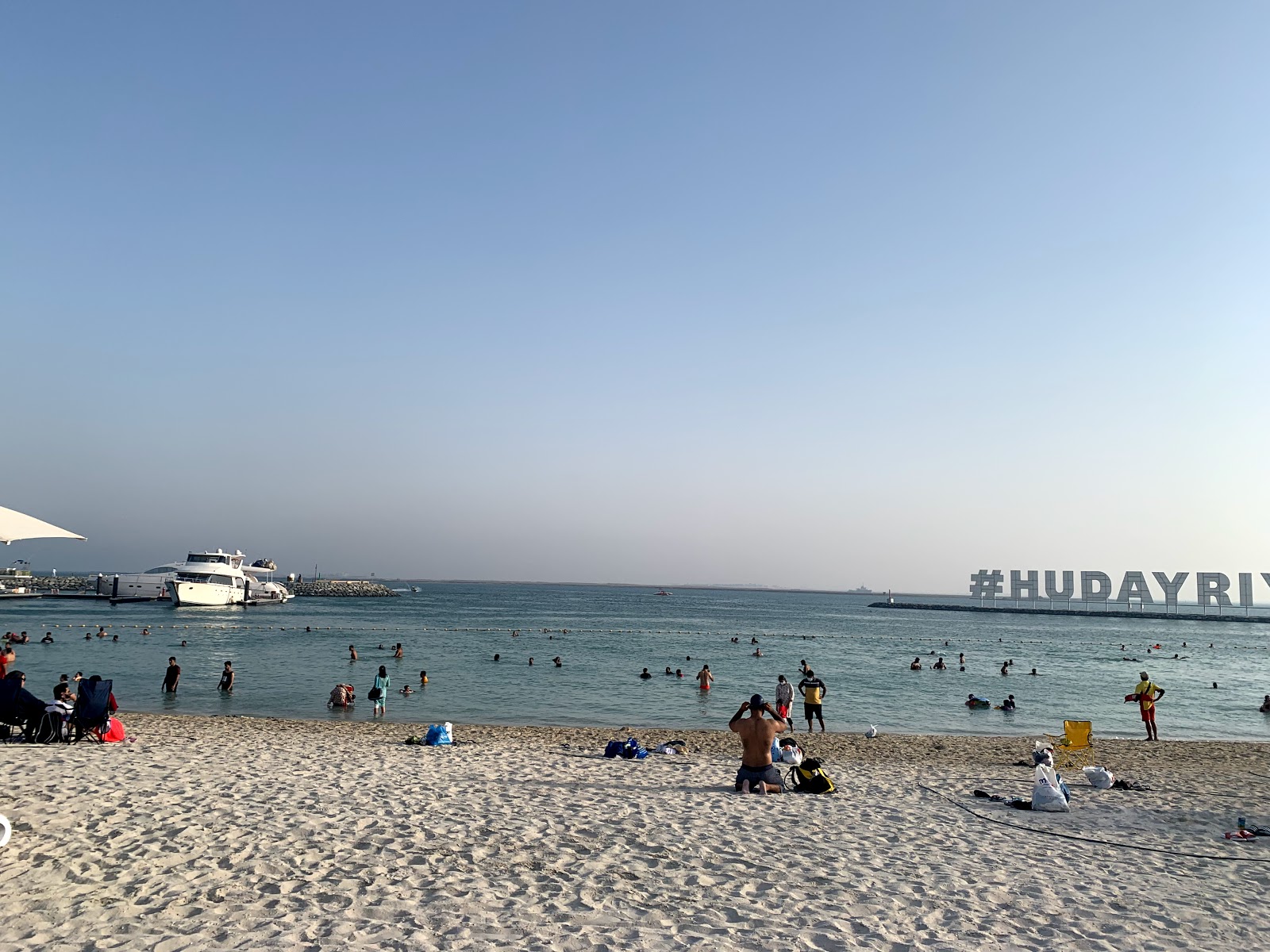 Foto von Al Hudayriat Beach - empfohlen für Familienreisende mit Kindern