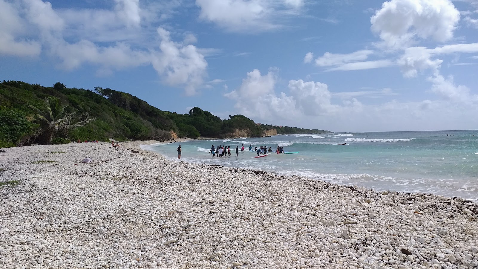 Foto von Plage de Gros Sable mit beiger kiesel Oberfläche