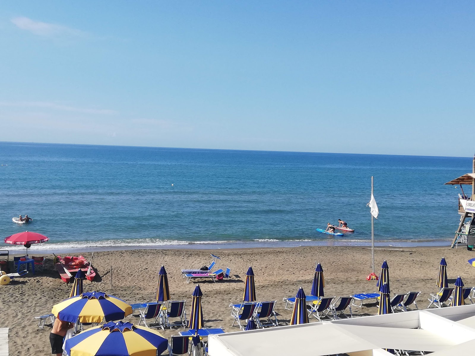 Foto di Capoportiere beach con parzialmente pulito livello di pulizia