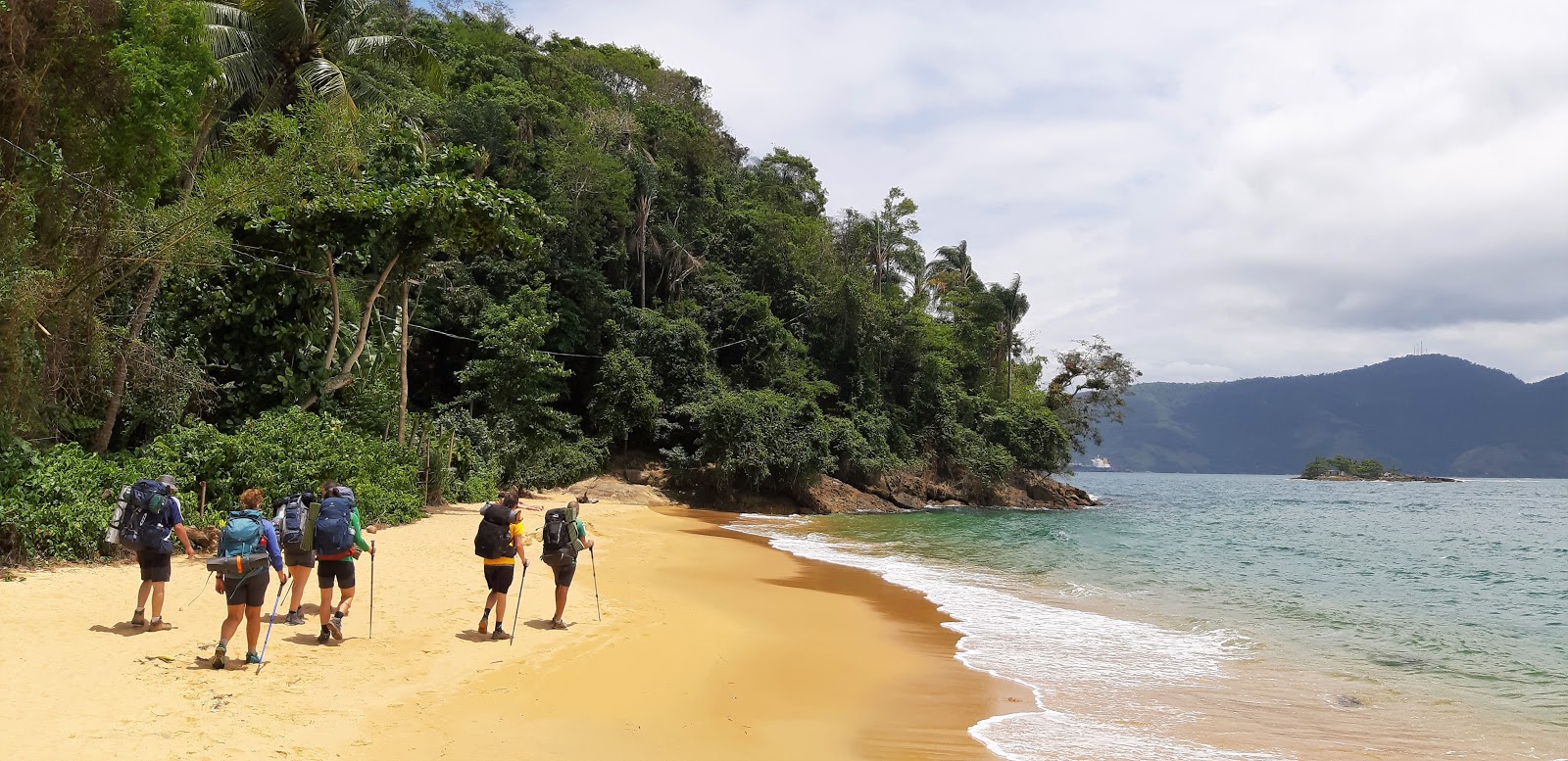 Foto de Praia de Freguesia de Santana com água cristalina superfície