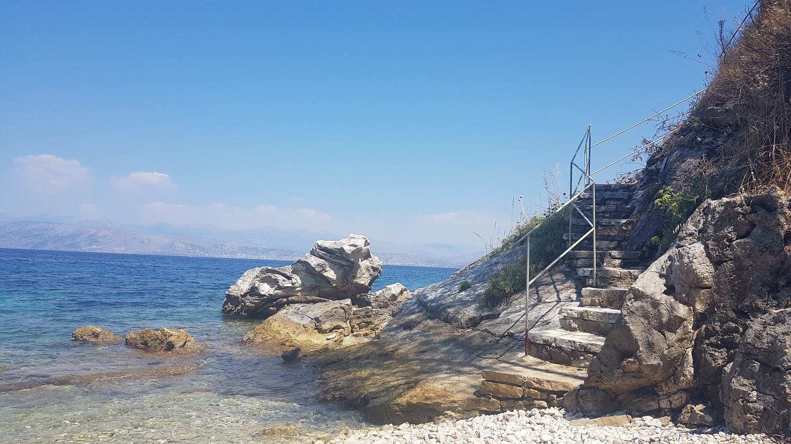 Lida's beach'in fotoğrafı kısa, düz kıyı şeridi ile birlikte