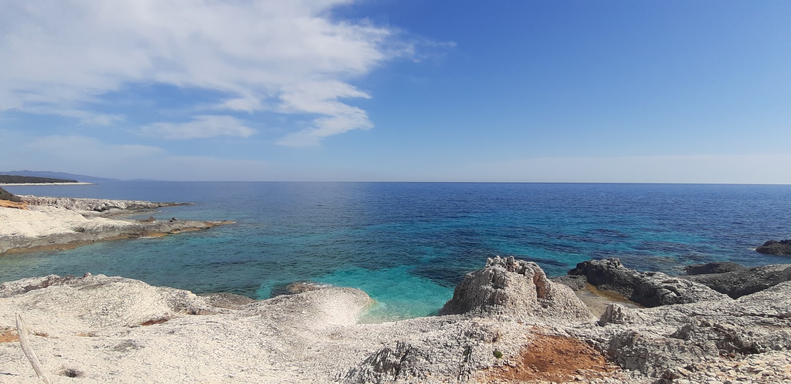Foto von Kurila beach mit felsiges gelände Oberfläche