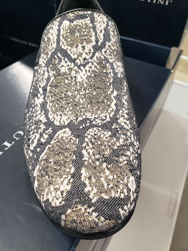 Clothing Store «K&G Fashion Superstore», reviews and photos, 895 E Kemper Rd, Springdale, OH 45246, USA