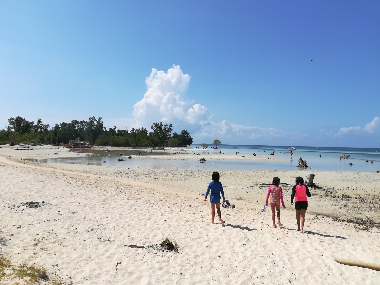 Foto av Puting Buhangin Beach med vit fin sand yta