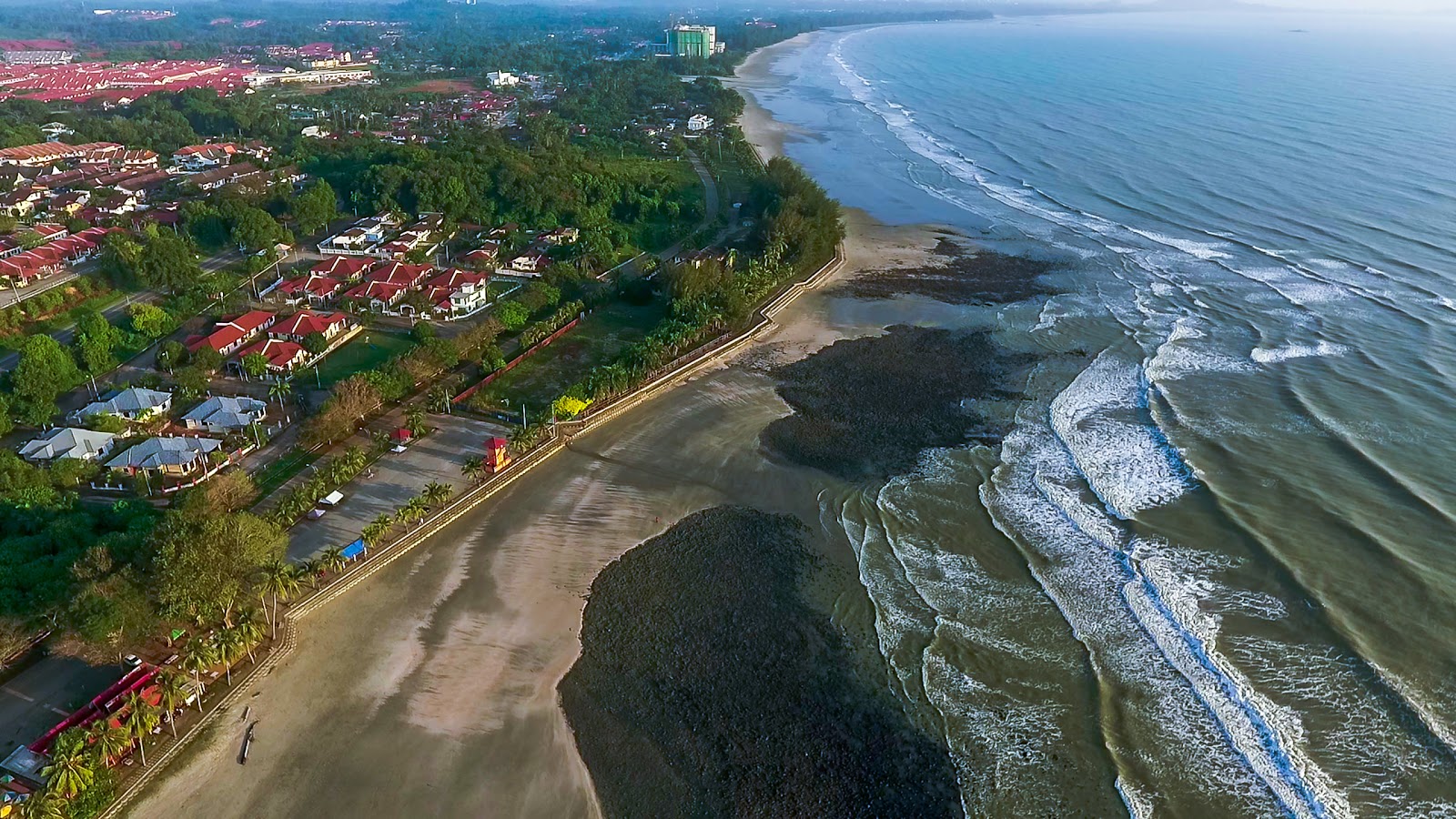 Beserah Beach'in fotoğrafı düz ve uzun ile birlikte