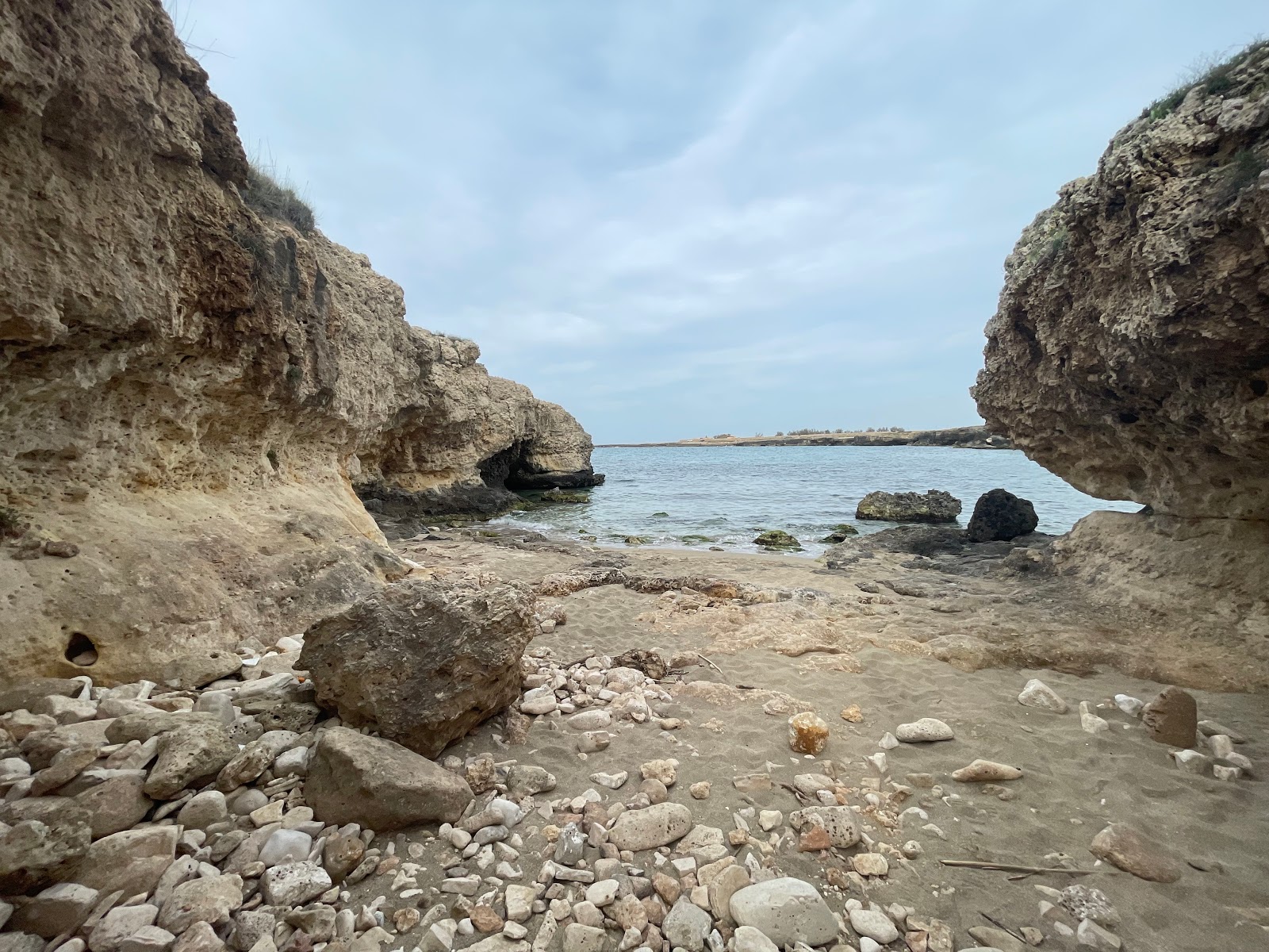 Foto de Cala Corvino beach con agua cristalina superficie
