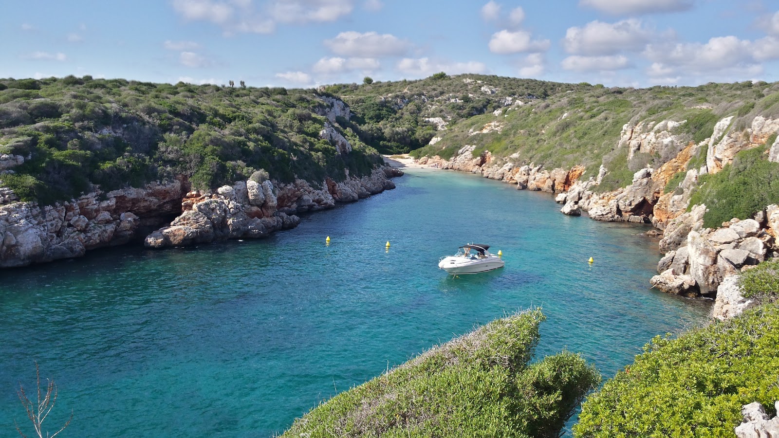 Foto de Cala de Biniparratx con terreno rocoso superficie