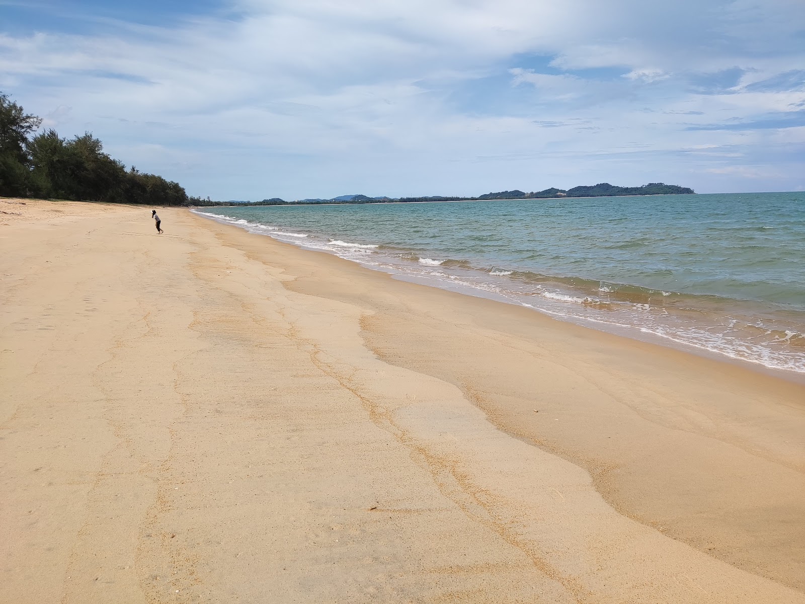 Foto de Cherating Beach con agua cristalina superficie
