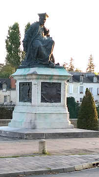 Statue de Rabelais du Restaurant Café De La Paix à Chinon - n°2