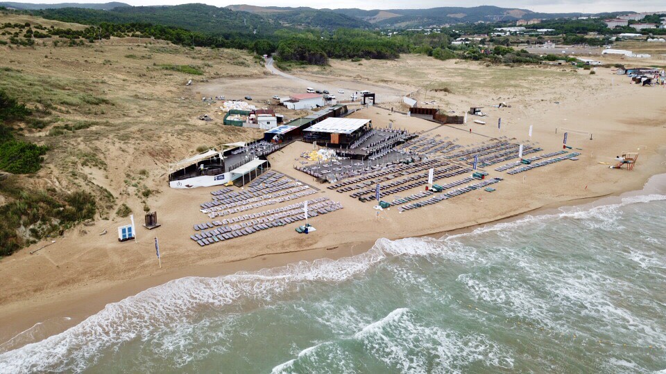 Foto di Burc beach con una superficie del acqua cristallina