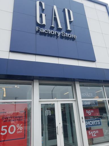 Clothing Store «Gap Outlet», reviews and photos, 845 White Plains Rd, Bronx, NY 10473, USA