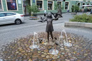 Pomnik dziewczynki z gołębiami image