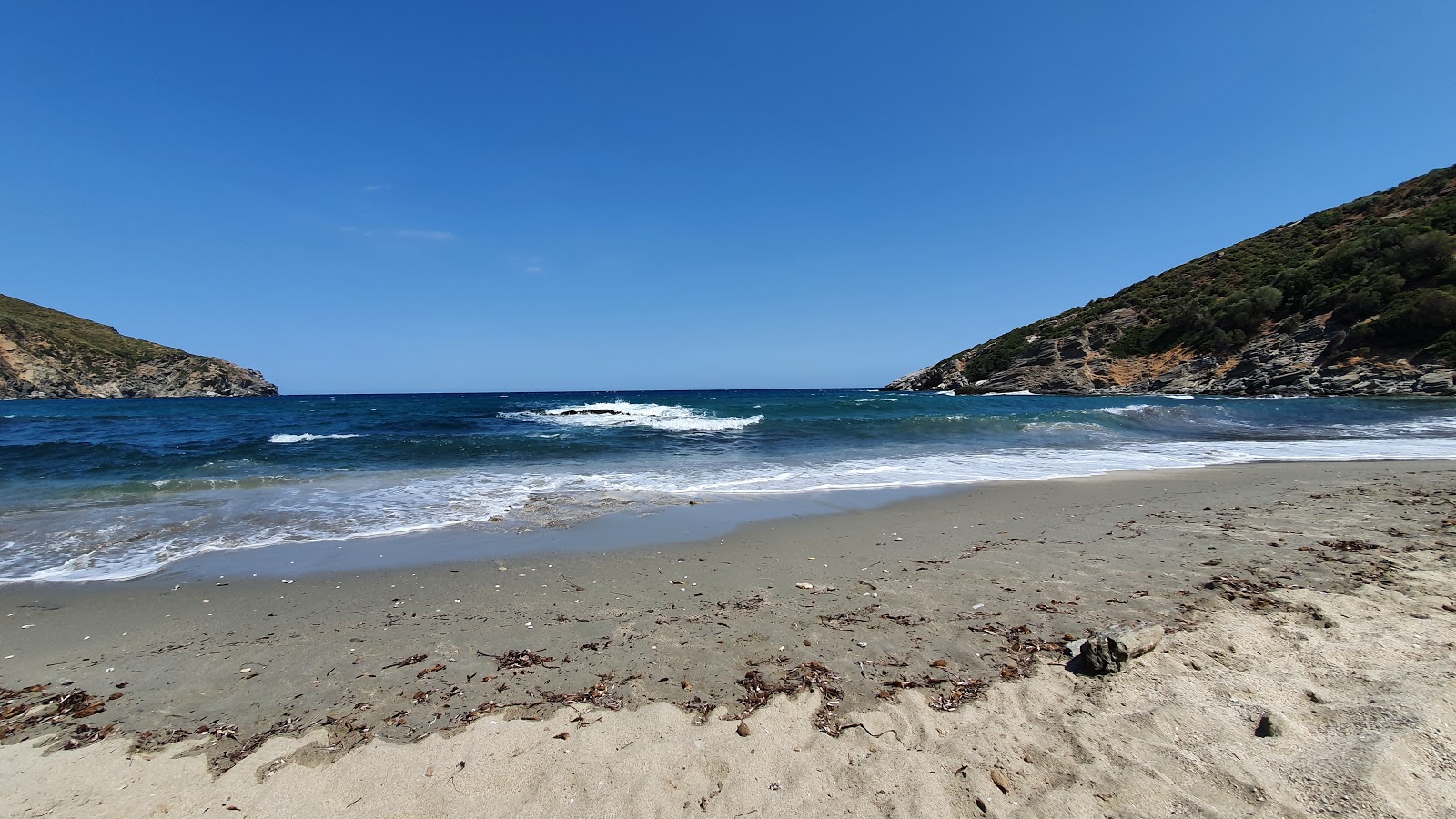 Foto de Kalamos 3 beach com meios de comunicação nível de limpeza