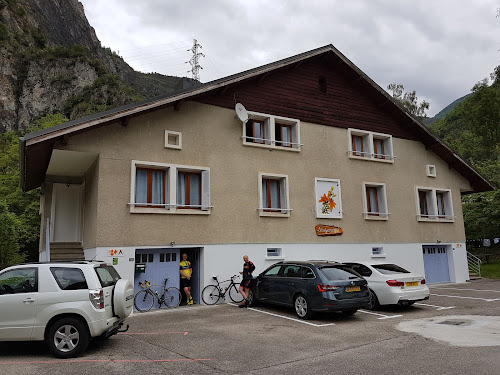 Lodge Les Lys Orangés : Location appartements de vacances jusqu’à 4 personnes avec jardin, parking privé, proche station de ski à Bourg-d’Oisans dans l’Oisans en Isère, Auvergne-Rhône-Alpes Le Bourg-d'Oisans