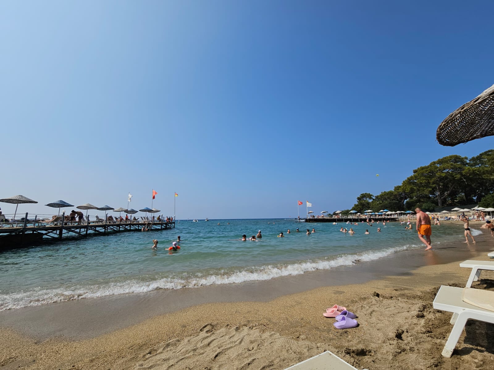 Foto von Utopia Resort & Residence Beach mit eine gerade küstenlinie