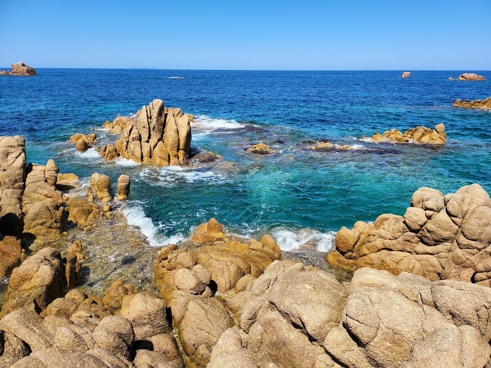 Fotografija Spiaggia Li Baietti z ravna obala