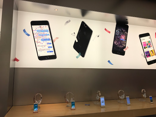 Computer Store «Apple Somerset», reviews and photos, 2800 W Big Beaver Rd, Troy, MI 48084, USA