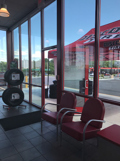 Tire Shop «Discount Tire Store - Urbandale, IA», reviews and photos, 4300 Merle Hay Rd, Des Moines, IA 50310, USA