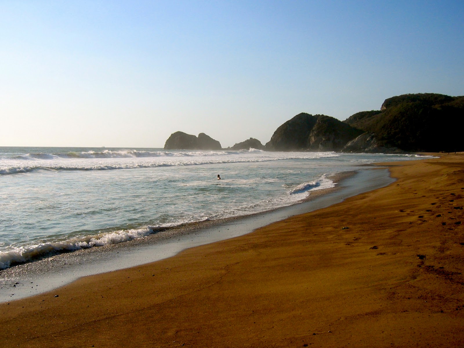 Arroyo Seco beach的照片 带有灰沙表面