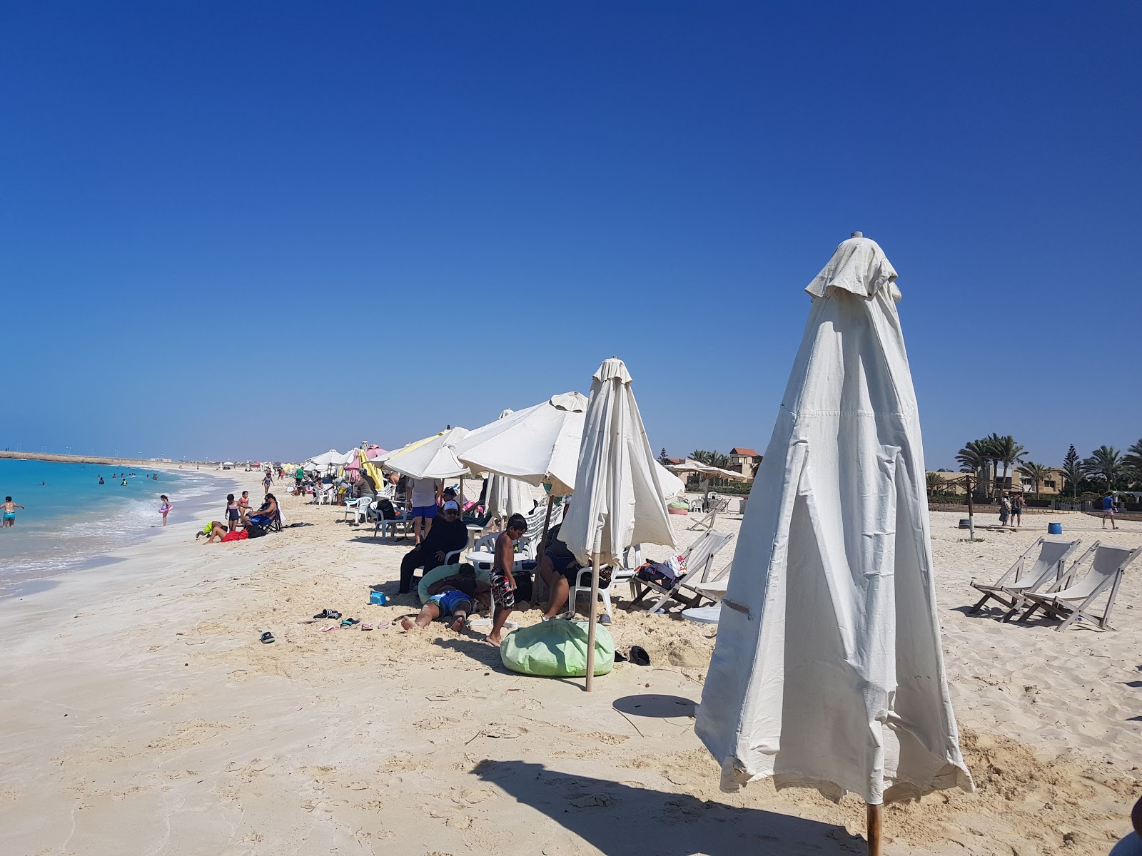 Photo de La Femme Beach avec sable fin blanc de surface