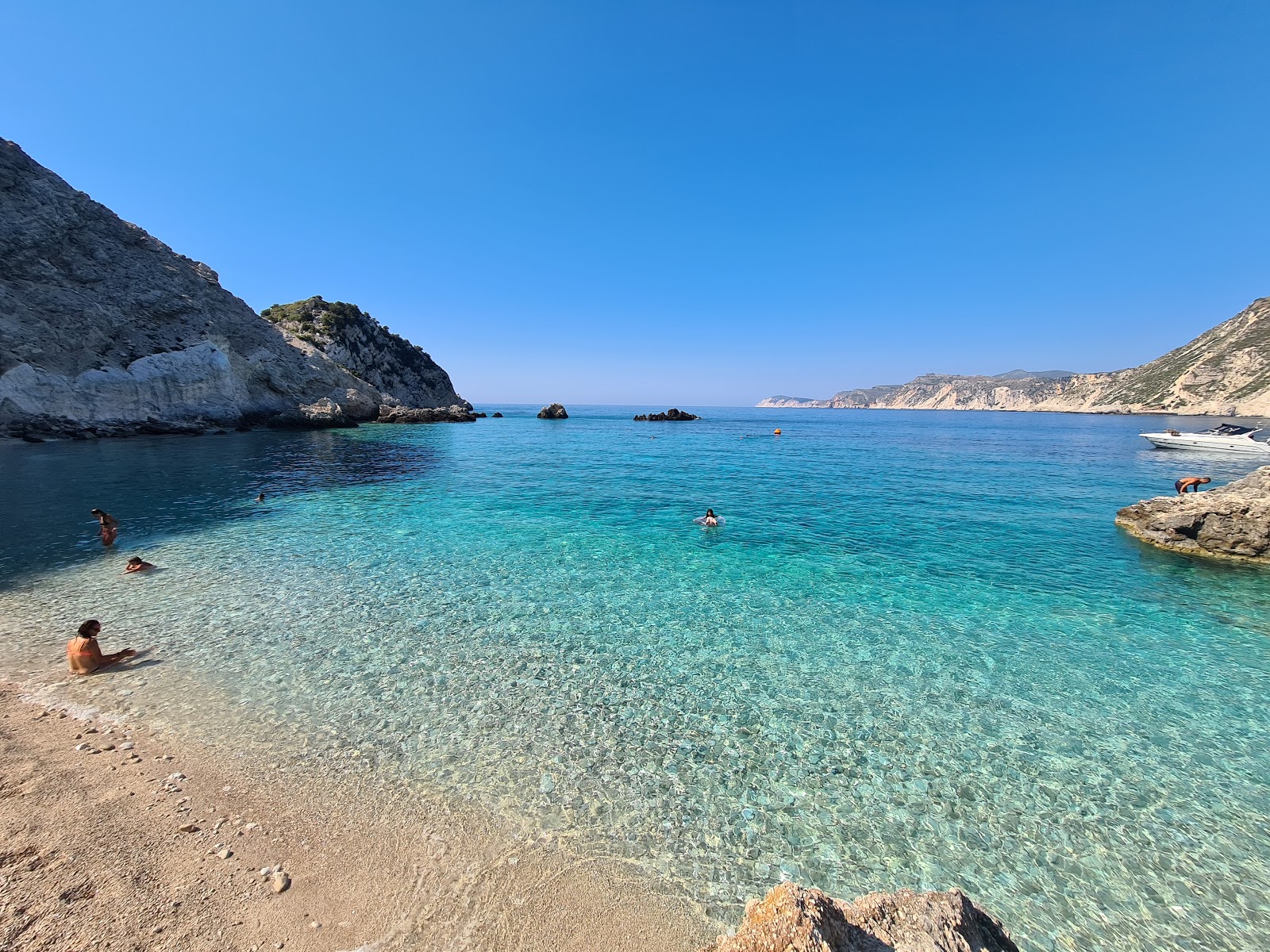 Agia Eleni'in fotoğrafı - rahatlamayı sevenler arasında popüler bir yer