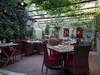 Atmosphère du Restaurant de spécialités provençales Ou Ravi Prouvencau à Maussane-les-Alpilles - n°11