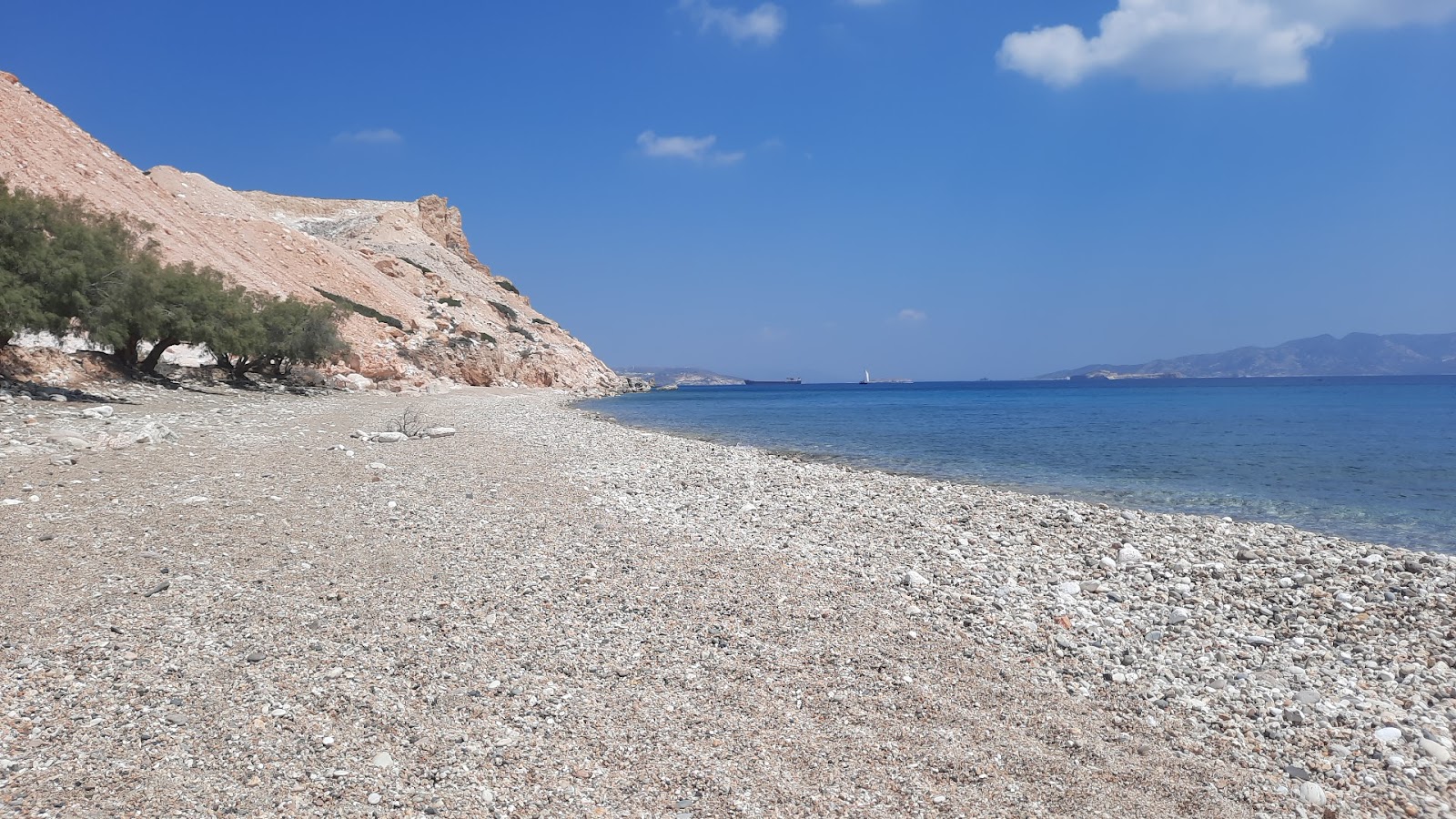 Foto di Tria Pigadia Beach con una superficie del ciottoli grigi