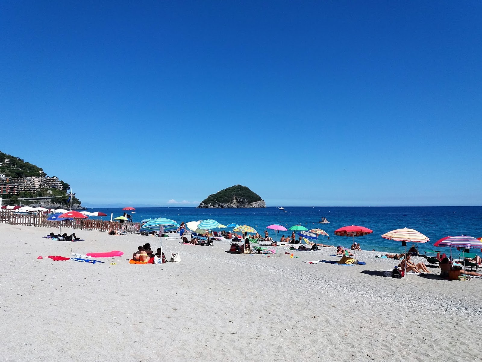 Foto von Spiaggia di Spotorno mit feiner heller kies Oberfläche