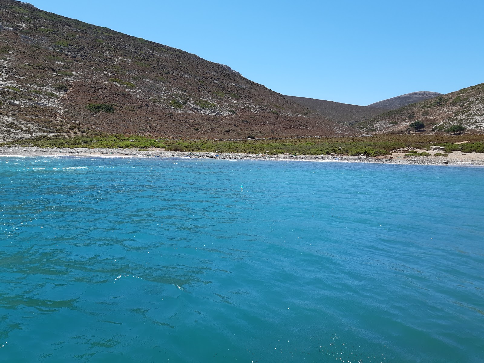 Akrotiri plati kalymnou IV'in fotoğrafı turkuaz saf su yüzey ile