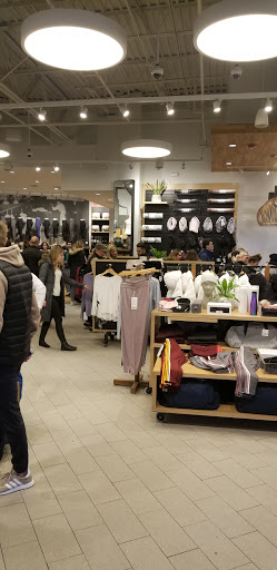 lululemon, 252 Adams Rd, Rochester Hills, MI 48309, USA, 