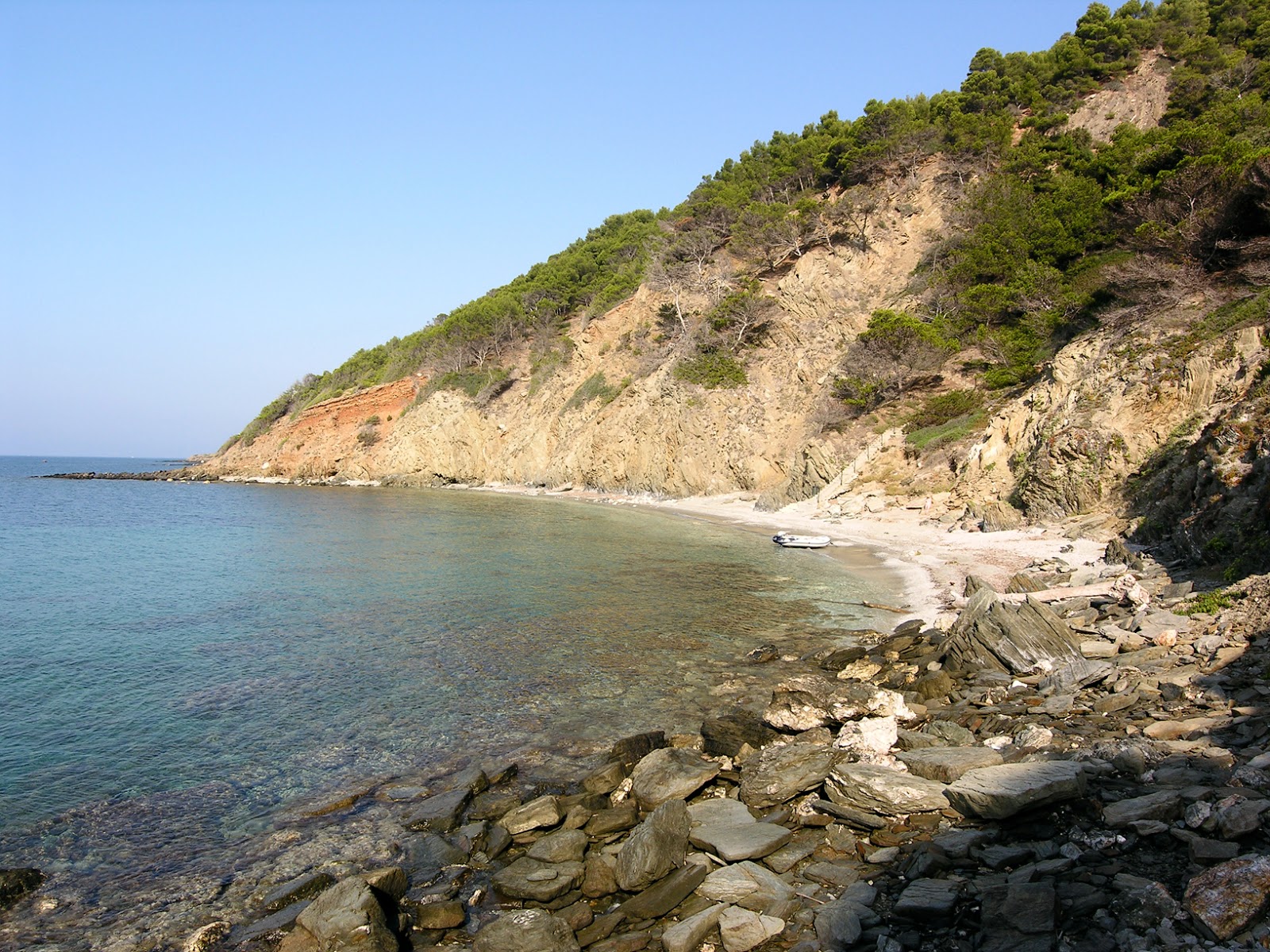 Foto van Fouirades beach met lichte kiezelsteen oppervlakte