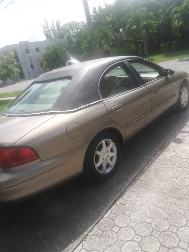 Used Car Dealer «Rolling Wheels Inc», reviews and photos, 125 E Sunrise Blvd, Fort Lauderdale, FL 33304, USA