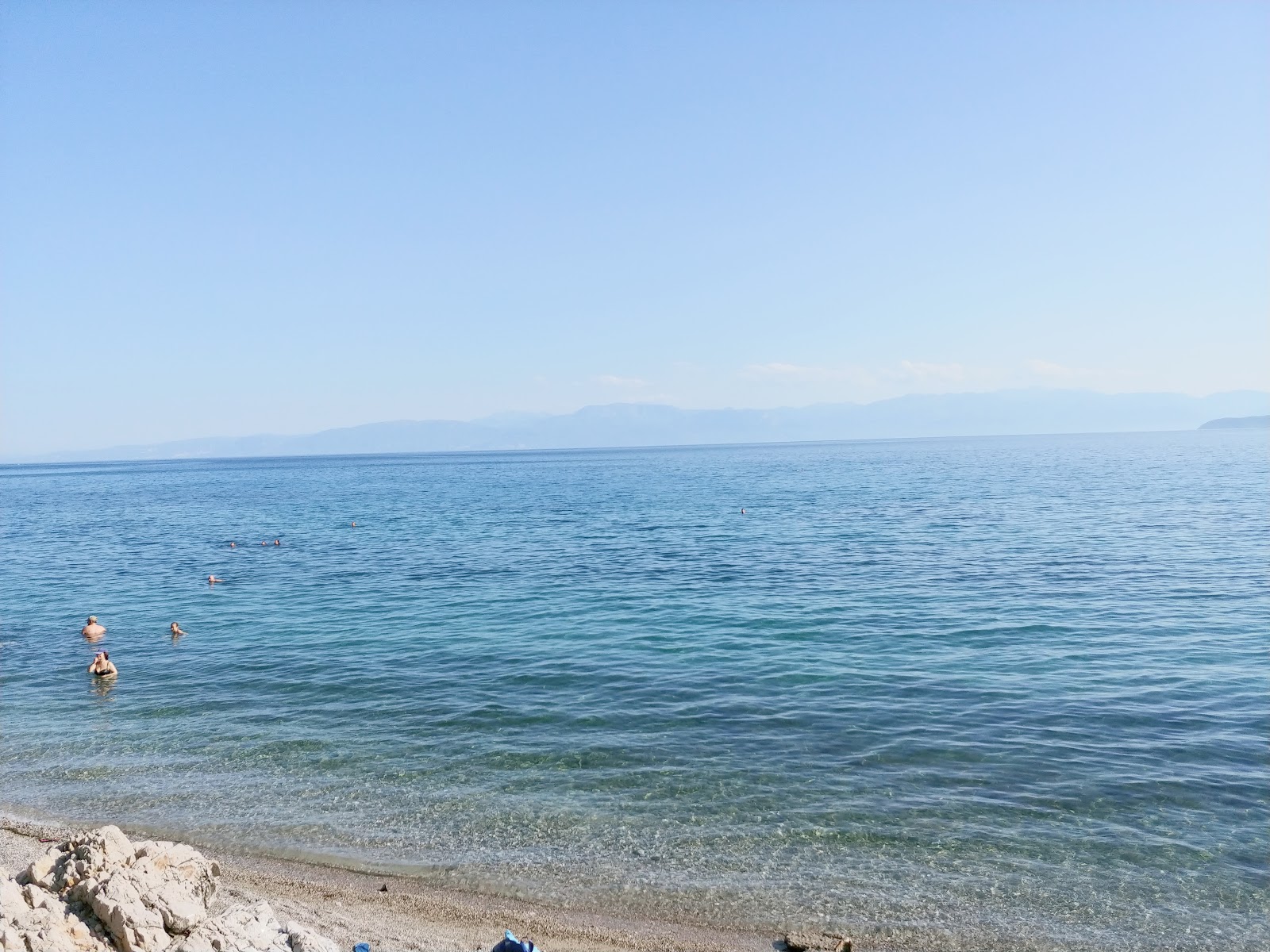 Foto di Vrachakia beach con una superficie del acqua verde chiaro