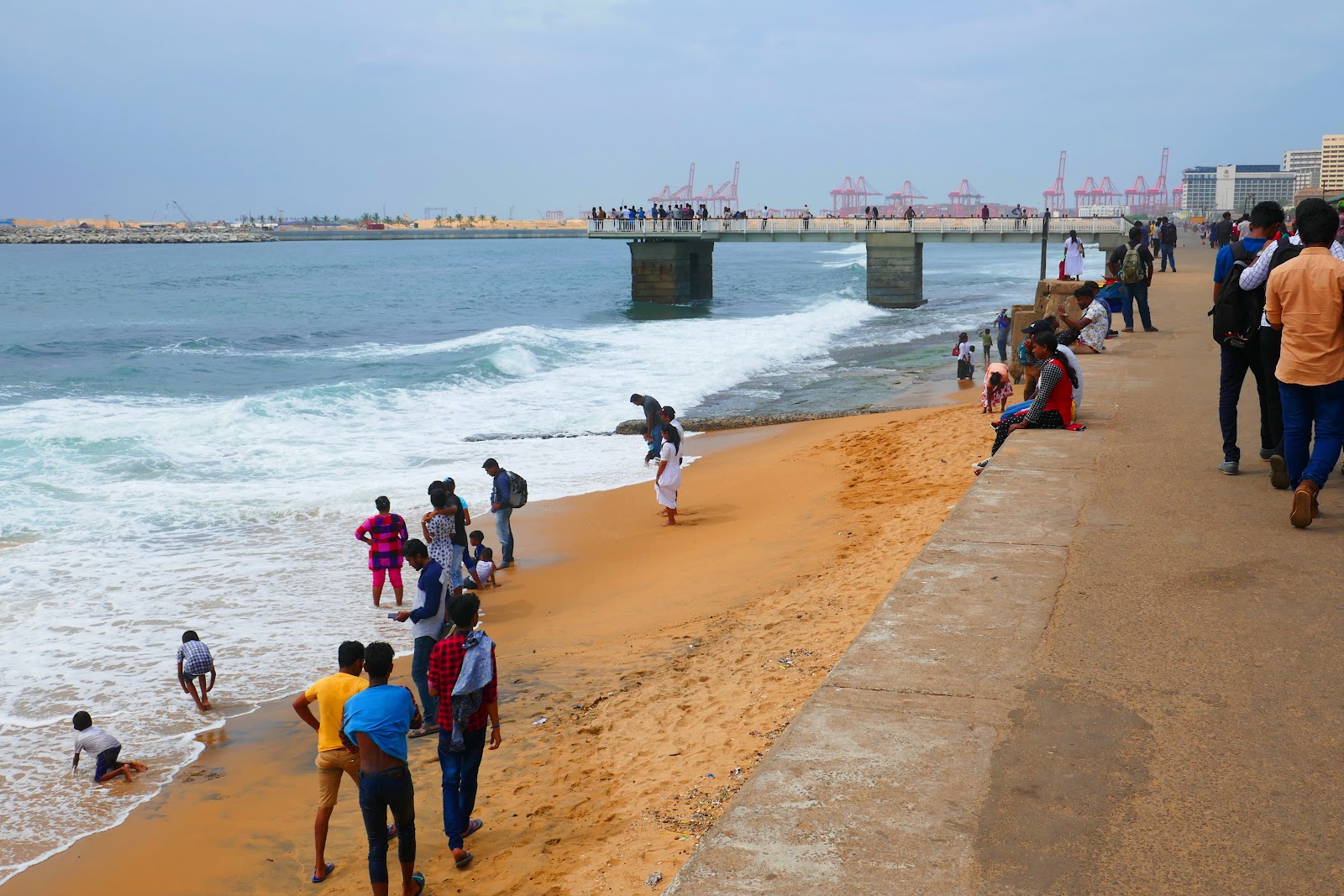 Galle Face Beach'in fotoğrafı geniş plaj ile birlikte