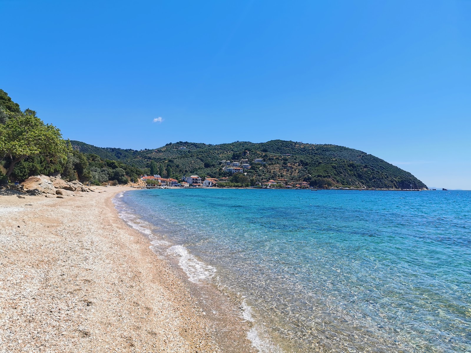 Foto di Platanias beach con una superficie del ciottolo fine bianco