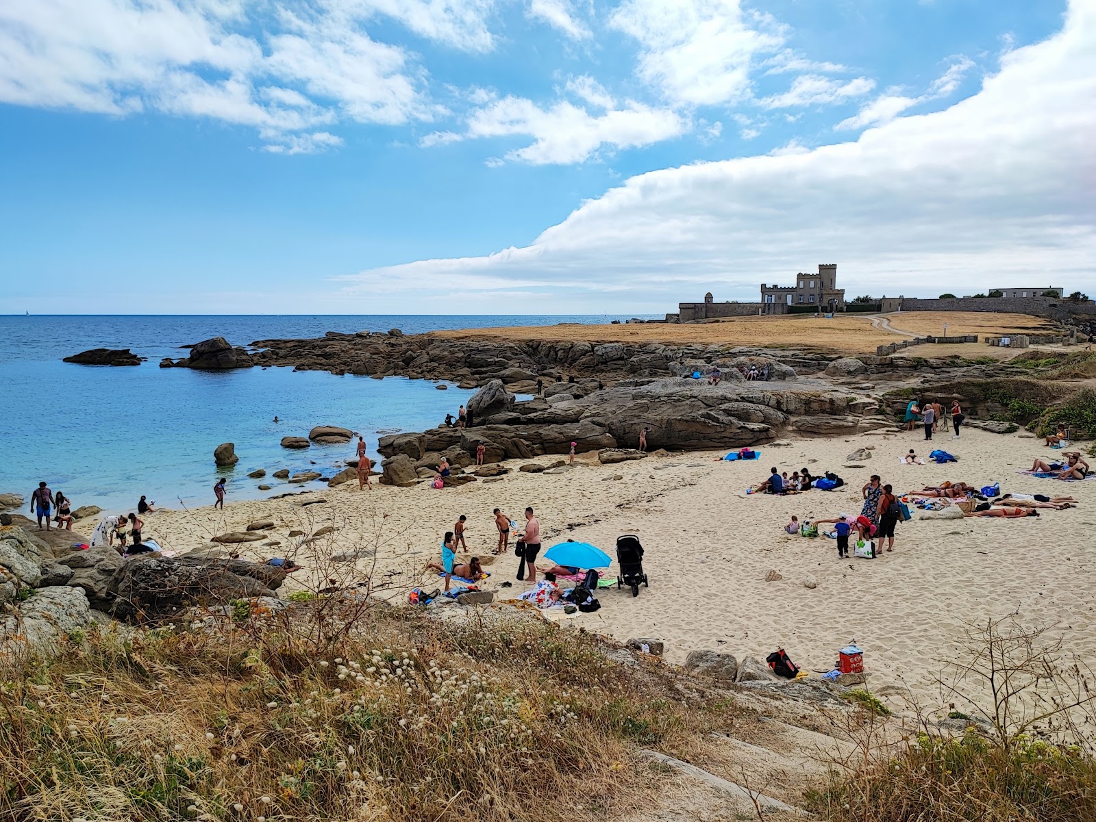 Plage du Hent Mor Bras'in fotoğrafı geniş bir kıyı şeridi ile birlikte