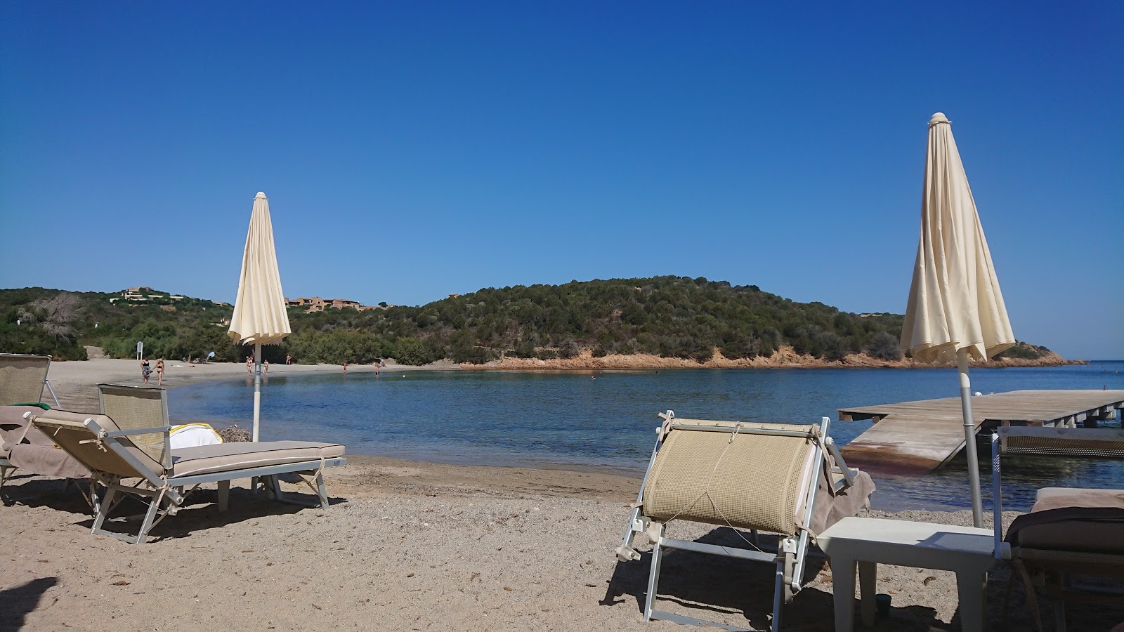 Foto van Spiaggia Porto Paglia ondersteund door kliffen