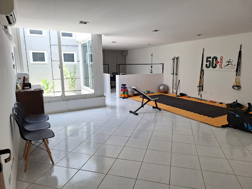 Logo da empresa - 50+ Studio | Personal Trainer