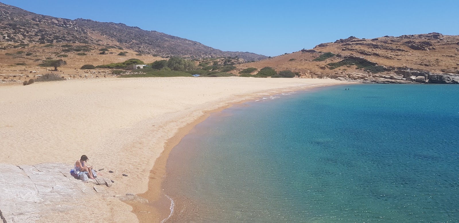 Paralia Plakes'in fotoğrafı parlak kum yüzey ile