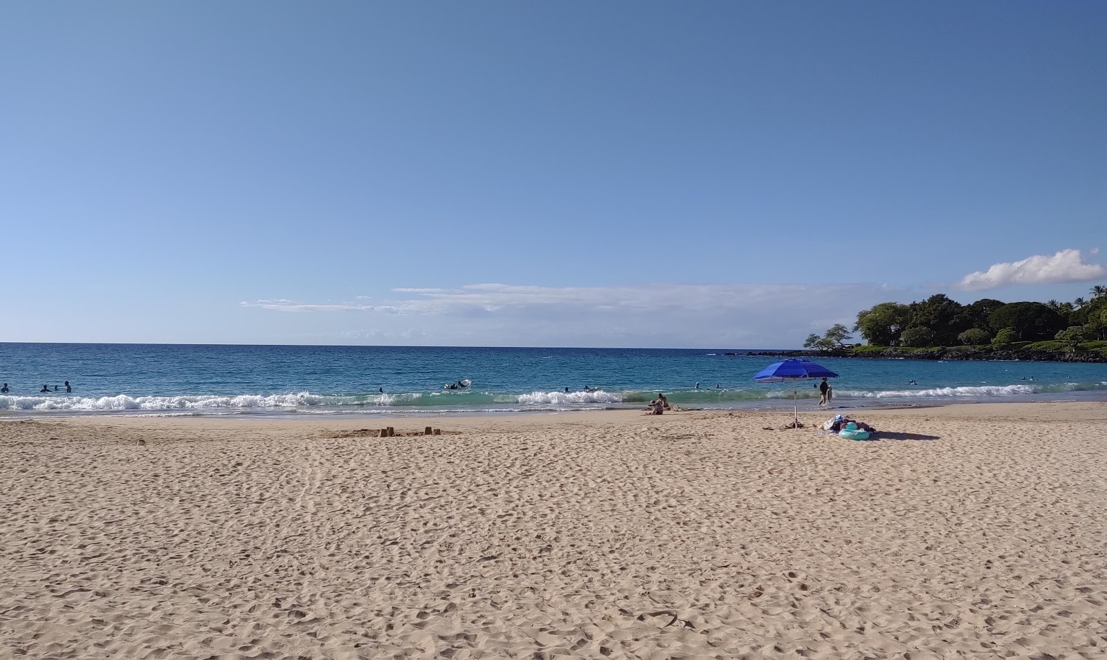 Foto de Praia Kaunaʻoa / Mauna Kea - lugar popular entre os apreciadores de relaxamento