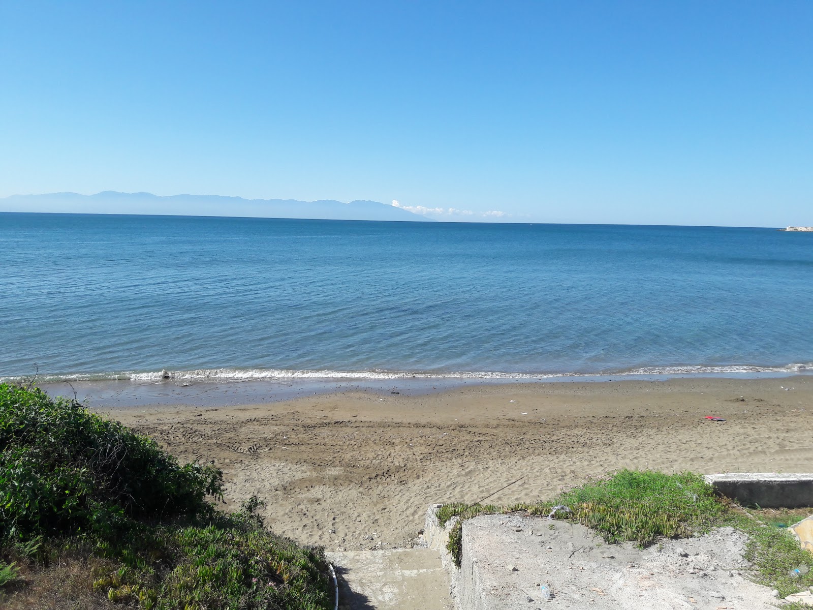 Foto von Yumurtalik beach II mit brauner sand Oberfläche