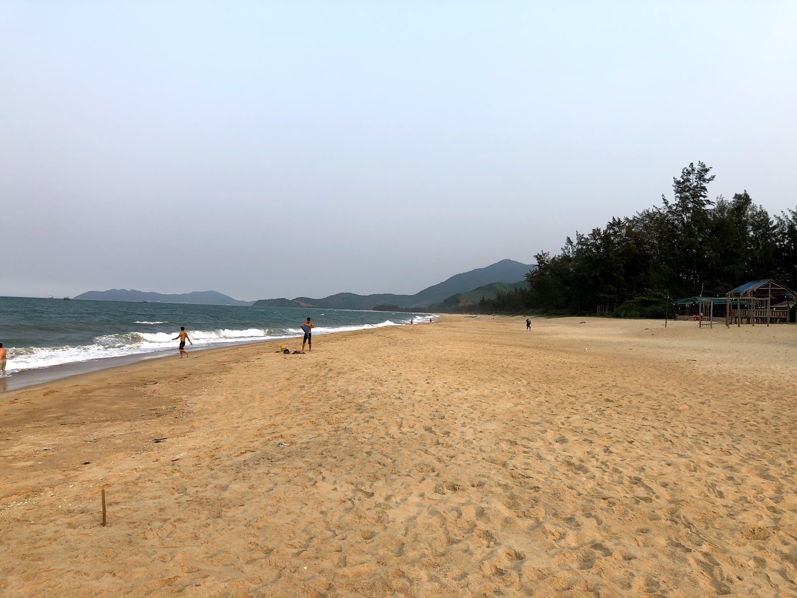 Valokuva Vinh Hien Beachista. pinnalla kirkas hiekka:n kanssa