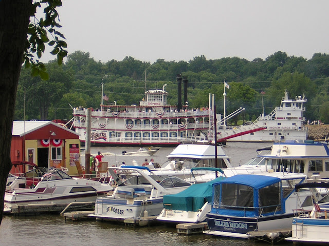 Hub's Yacht Club & Marina