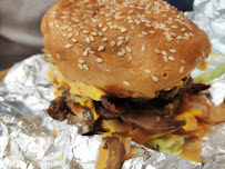 Cheeseburger du Restaurant de hamburgers Five Guys à Rosny-sous-Bois - n°13