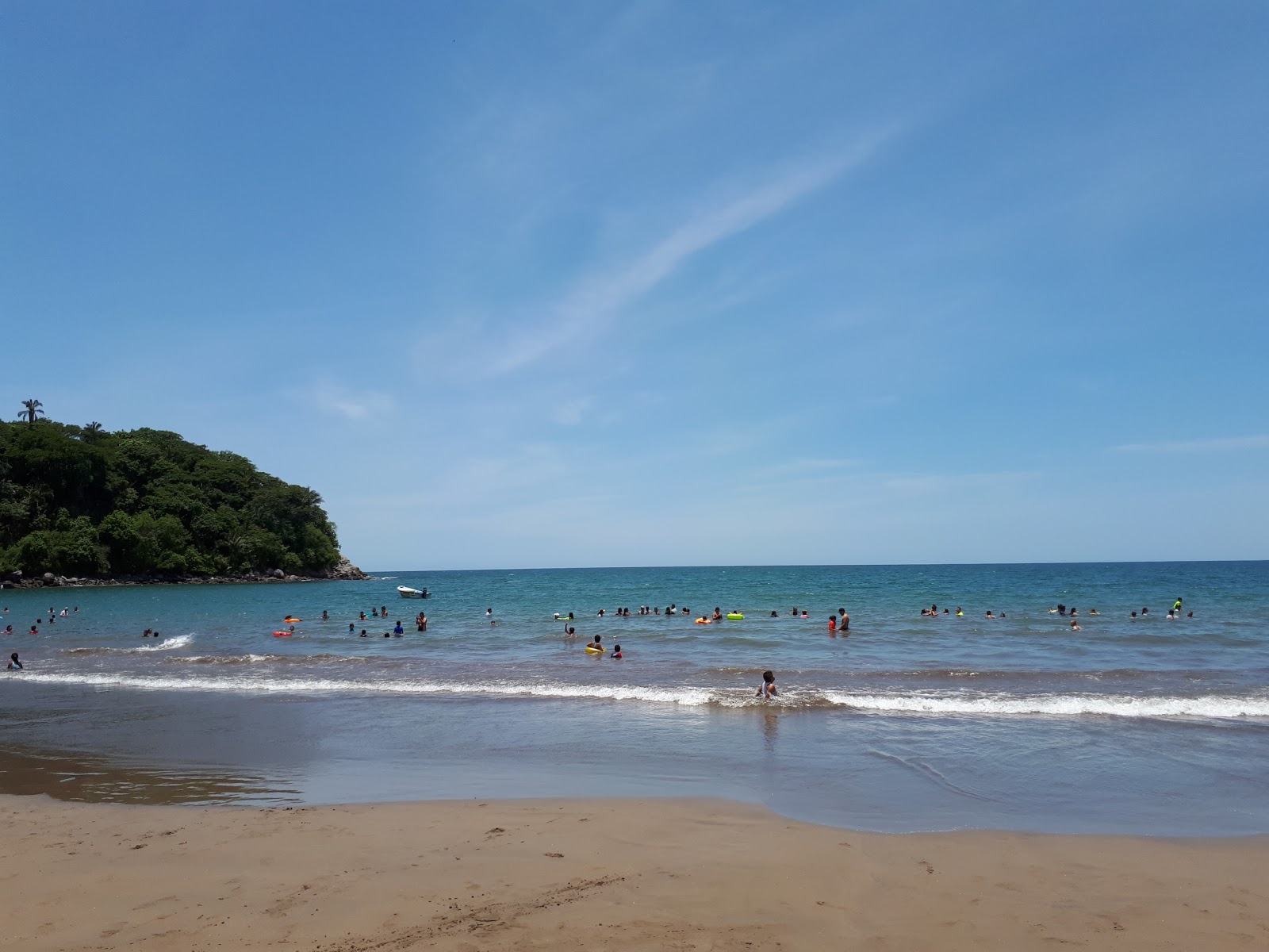 Foto van Playa Platanitos met turquoise water oppervlakte