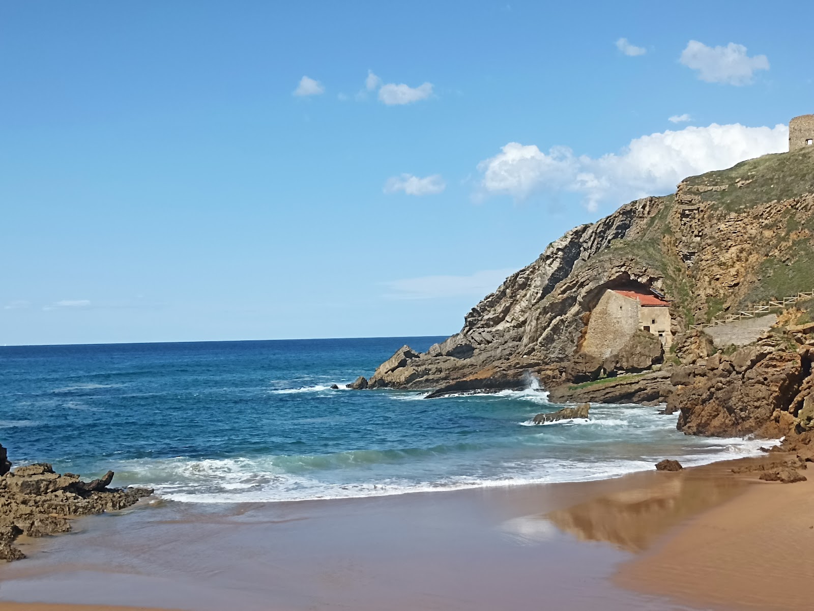 Playa de Santa Justa'in fotoğrafı dağlarla çevrili