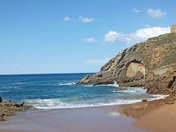 Playa de Santa Justa'in fotoğrafı dağlarla çevrili